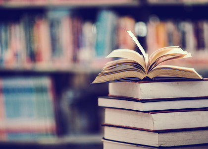 La rebelión del papel: Por qué el libro físico se convirtió en el vinilo de la nueva generación